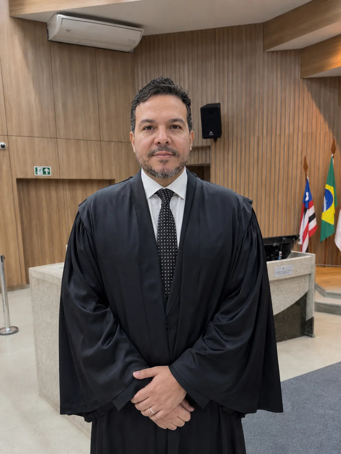 Guilherme Braga em ambiente de tribunal